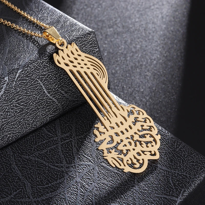 Collier calligraphie ajourée, finition dorée
