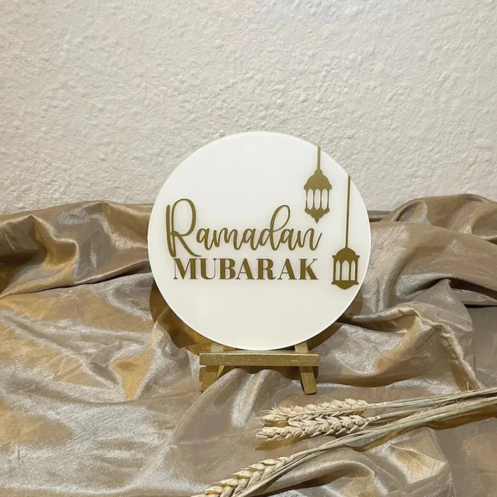 Panneau Ramadan Mubarak en lettres latines, détail