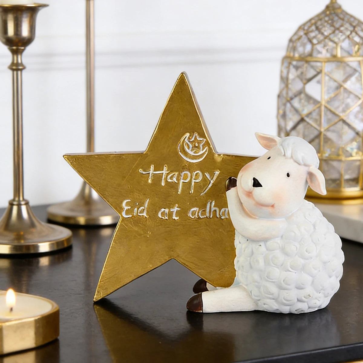 Mouton en résine adossé à une étoile dorée — décoration de l'Aïd al-Adha