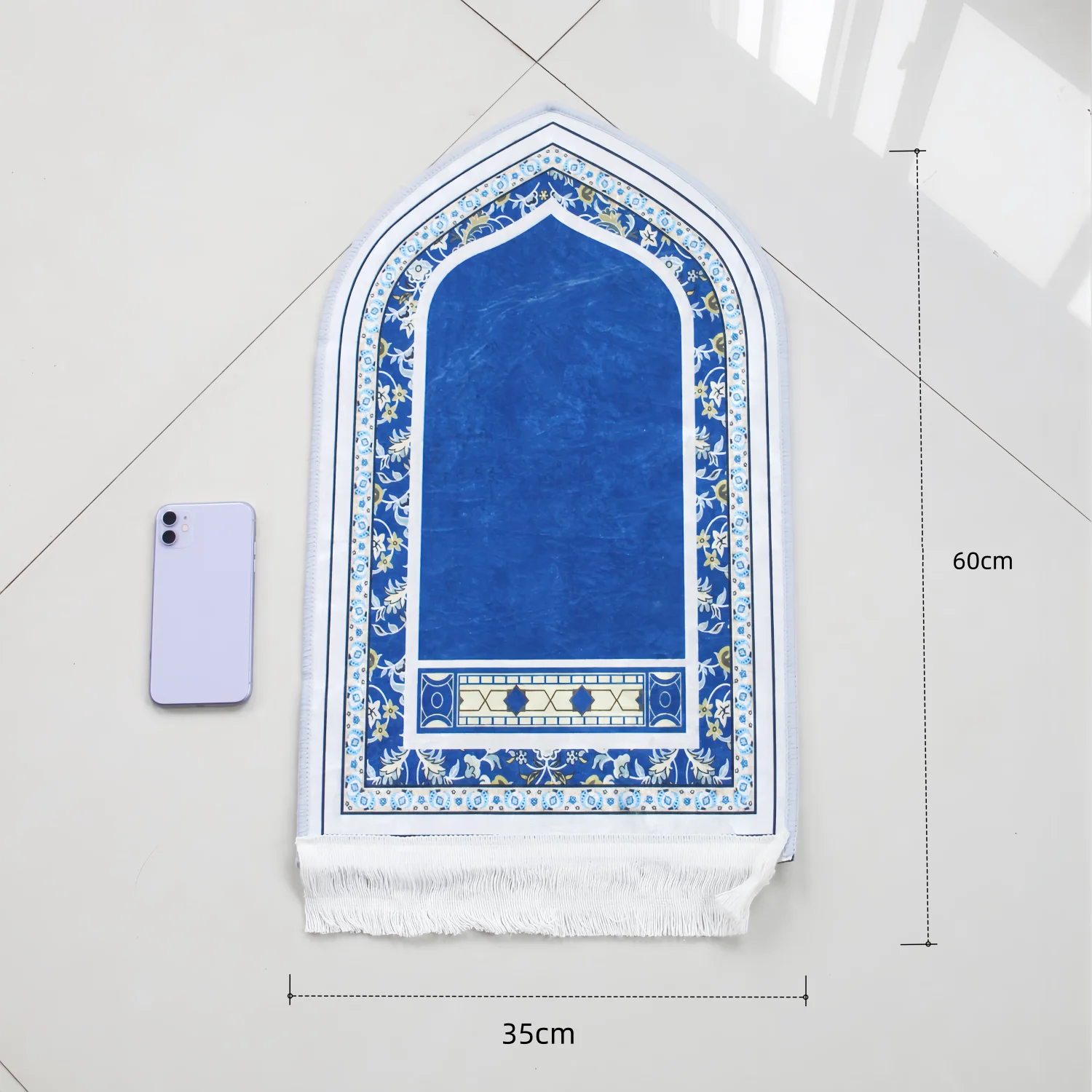 Dimensions du tapis de voyage comparées à un téléphone, 35 × 60 cm