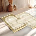 Deux tapis de prière crème et or posés côte à côte