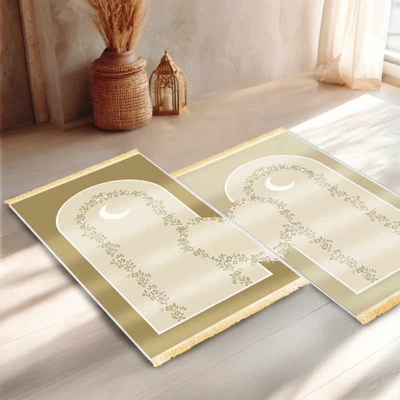 Deux tapis de prière crème et or posés côte à côte