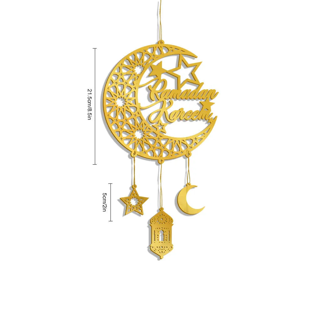 Suspension croissant doré portant la formule Ramadan Kareem