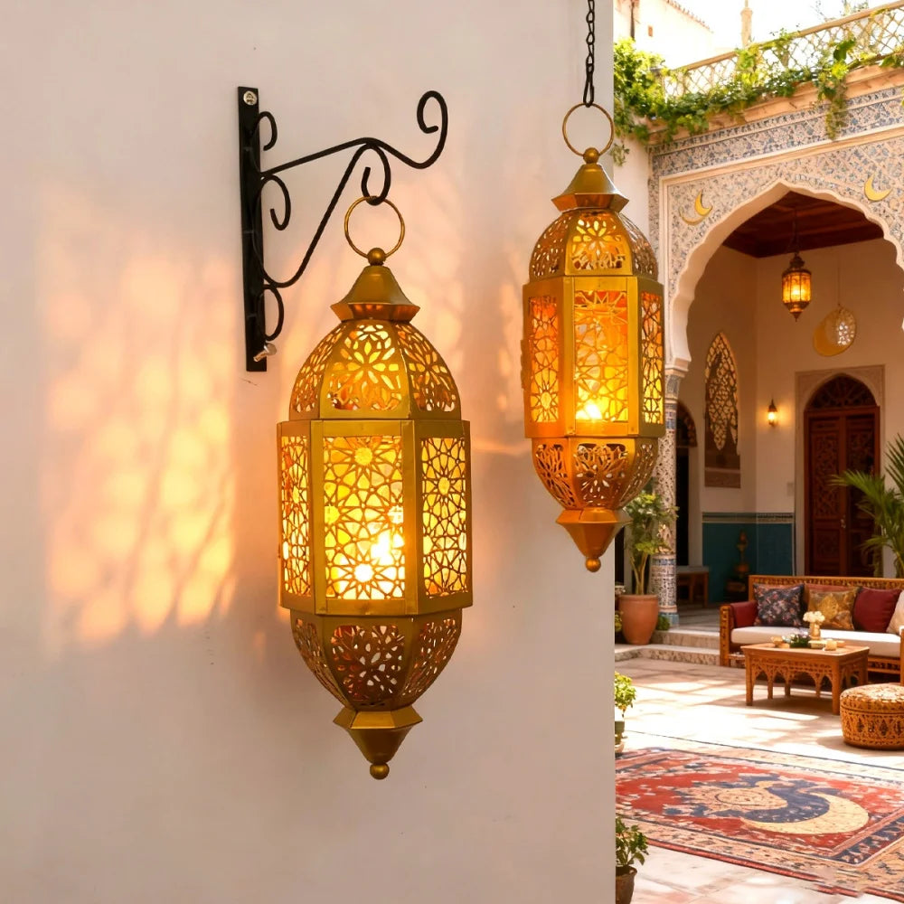 Lanterne marocaine à suspendre en métal doré ajouré — verre ambré