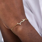 Bracelet en calligraphie arabe orné de zircons, porté au poignet