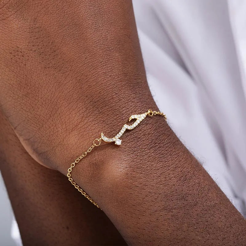 Bracelet en calligraphie arabe orné de zircons, porté au poignet