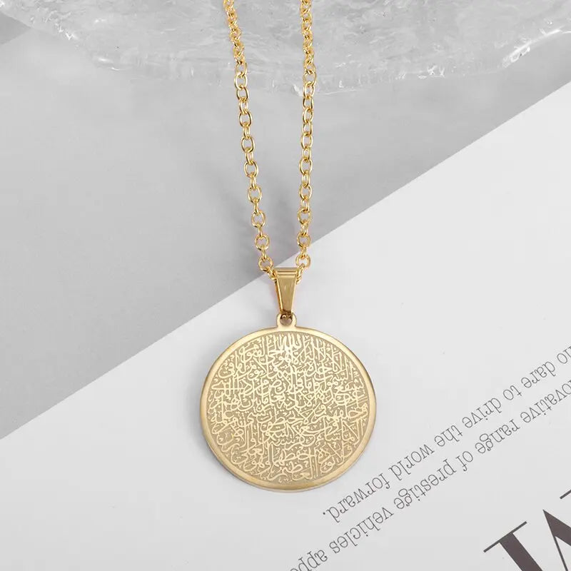 Collier médaille ronde à gravure circulaire, finition dorée