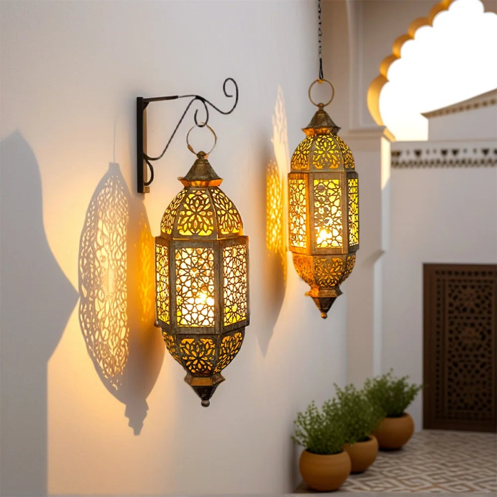 Lanterne marocaine à suspendre en métal doré ajouré — verre ambré